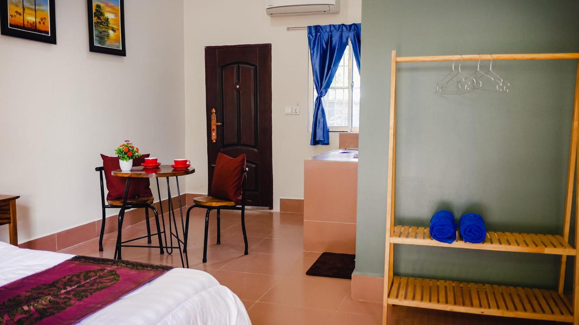 Lea'S Guesthouse And Restaurant Kampot Exterior photo